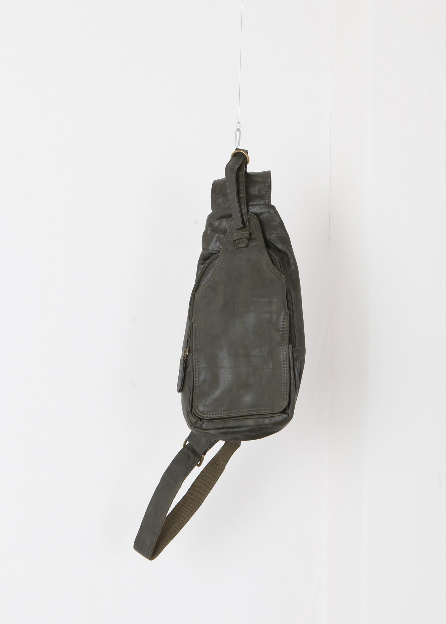 select vintage : leather sling bag